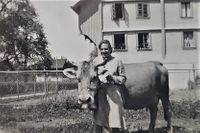 Berta Diethelm mit Kuh